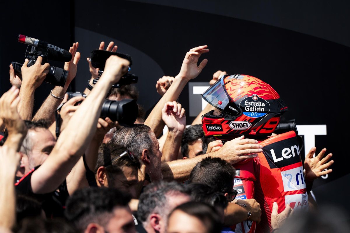 Un montón de manos, de abrazos, recibieron al vencedor Marc Márquez en el 'corralito' de Brno.