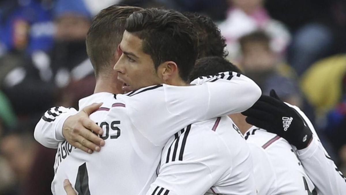 Sergio Ramos y Cristiano Ronaldo se abrazan durante un partido de Liga