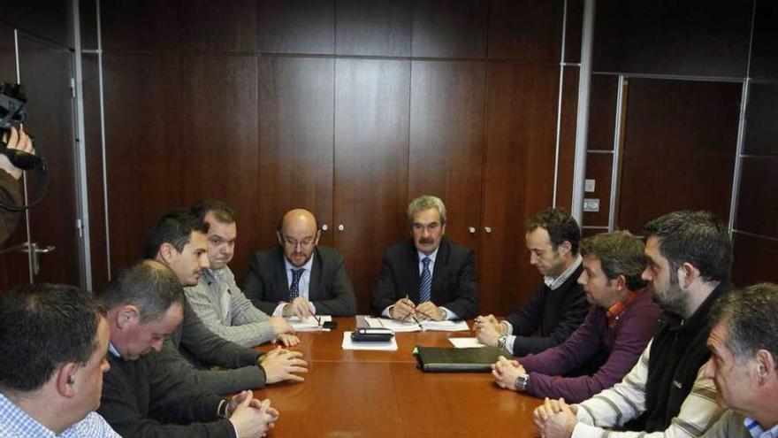 Reunión del consejero Graciano Torre con trabajadores del ERE de Coca-Cola hace unos meses.