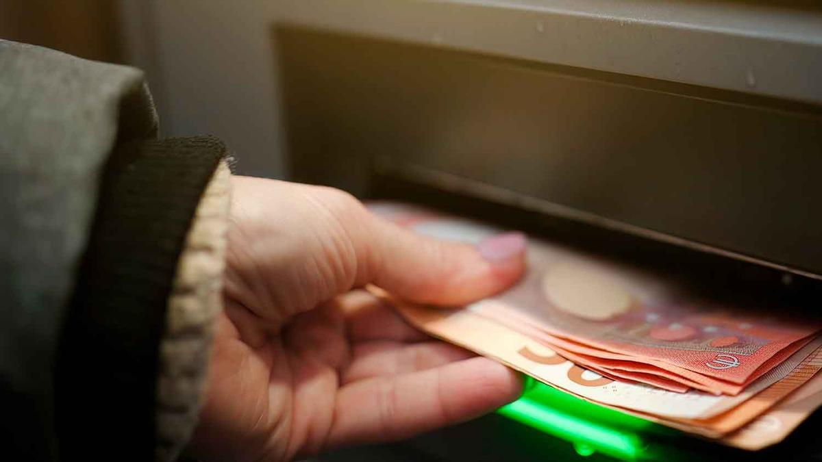 Atención asturianos, el Banco de España avisa a aquellos que sean titulares de una cuenta conjunta que no podrán sacar dinero si la otra persona fallece: el papel que deben tener