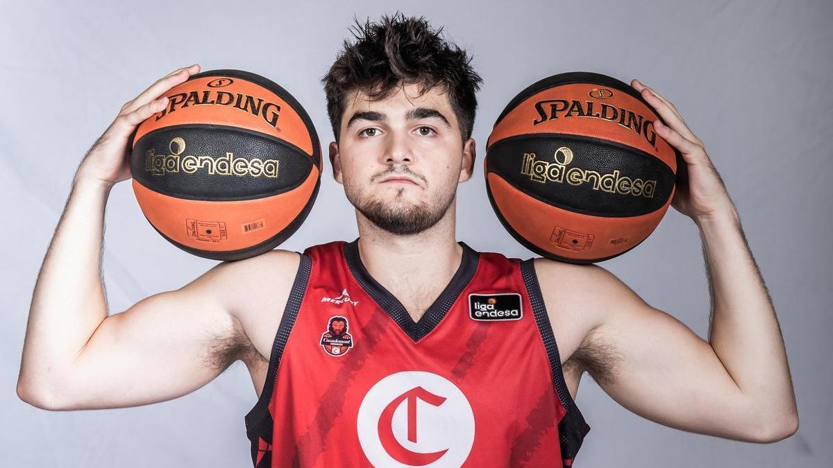 Javi García, en el posado oficial para la ACB con la camiseta del Casademont.