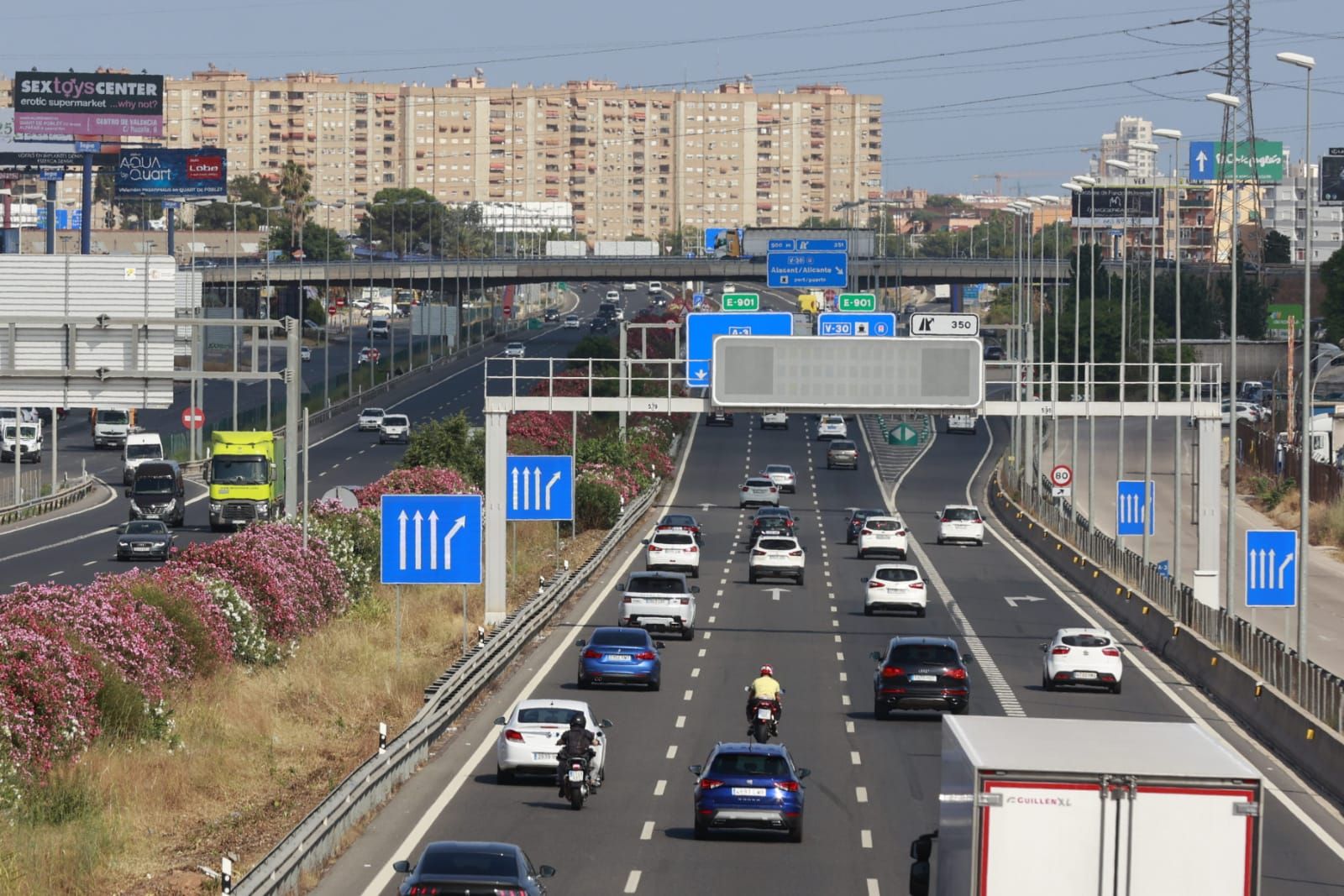 Retenciones en las vías de entrada a València por la primera operación salida del verano