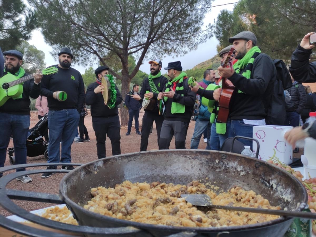 Los romeros de Totana preparan las migas durante la bajada.