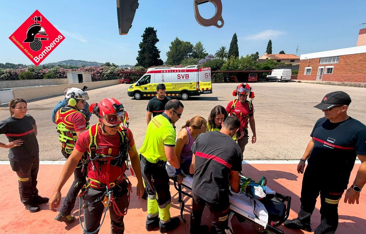 Los rescatadores han llevado a la accidentada al parque de Dénia, donde esperaba la ambulancia