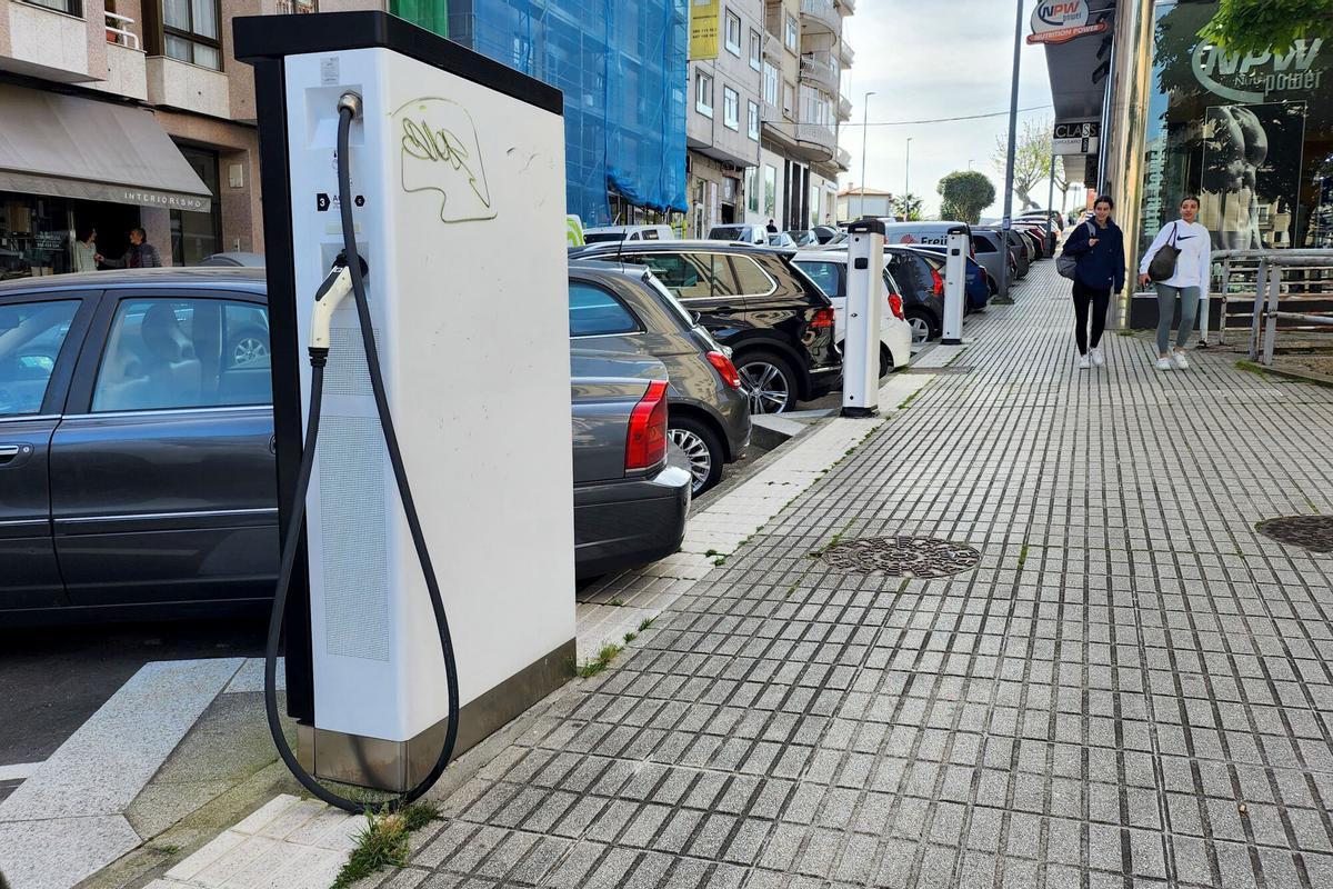 Vista general de los postes de carga de vehículos eléctricos instalados en el entorno de la Praza Elíptica en Vigo.
