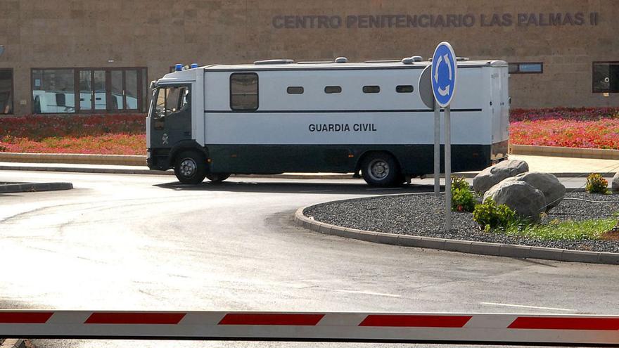 Un vehículo de la Guardia Civil traslada internos al centro penitenciario Las Palmas II en una imagen de archivo. | | LP/DLP