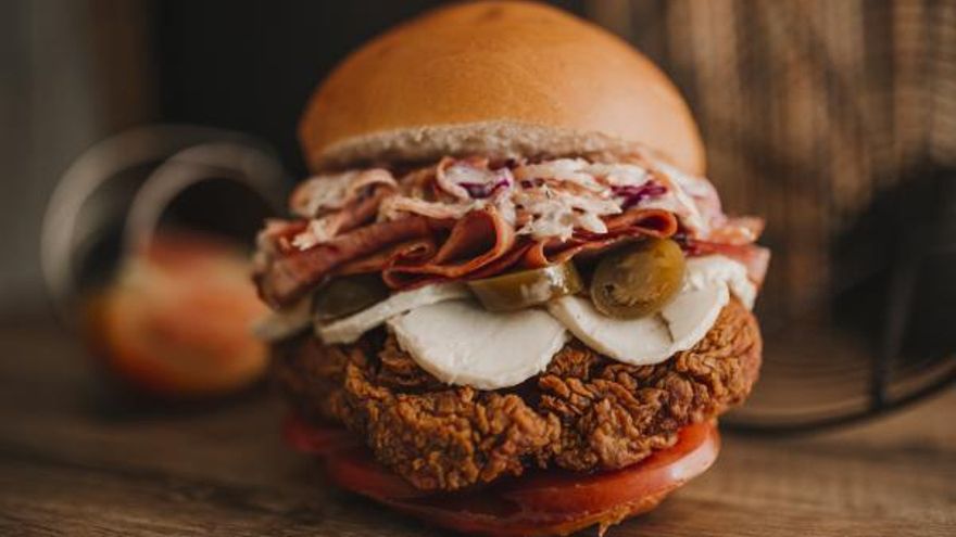 Mayo sabe a Canarias: este restaurante convierte la tradición en hamburguesas gourmet