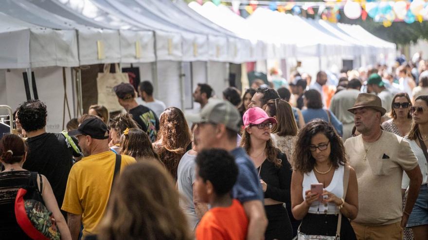 Gente paseando por el parque García Sanabria, escenario ayer de Le Good Market, el punto de encuentro a la hora de la comida.