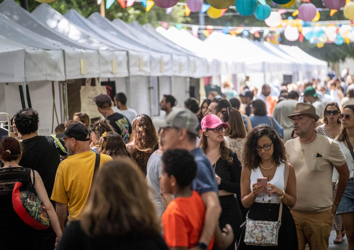 Gente paseando por el parque García Sanabria, escenario ayer de Le Good Market, el punto de encuentro a la hora de la comida. | | ANDRÉS GUTIÉRRREZ