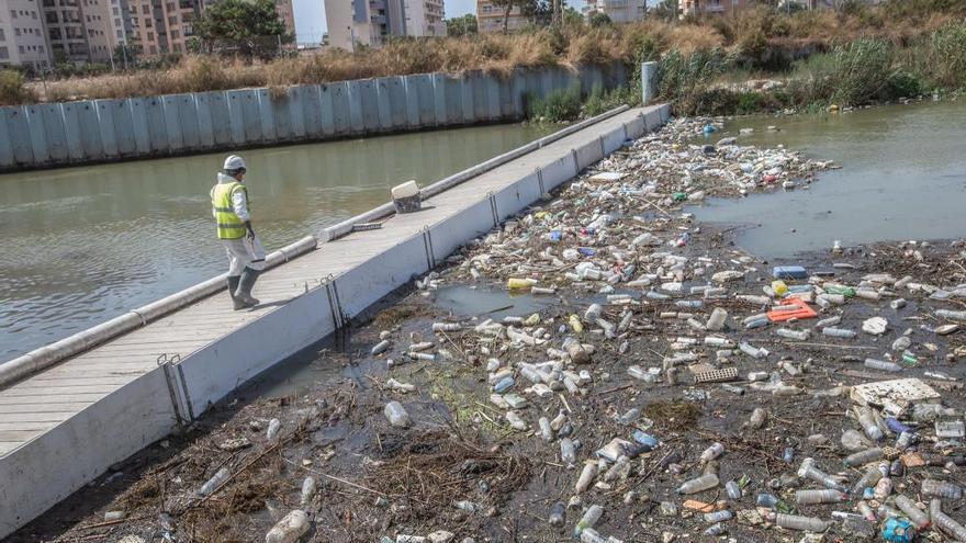 El Consorcio de basuras y la CHS elaborarán un plan para atajar los residuos flotantes en el Segura
