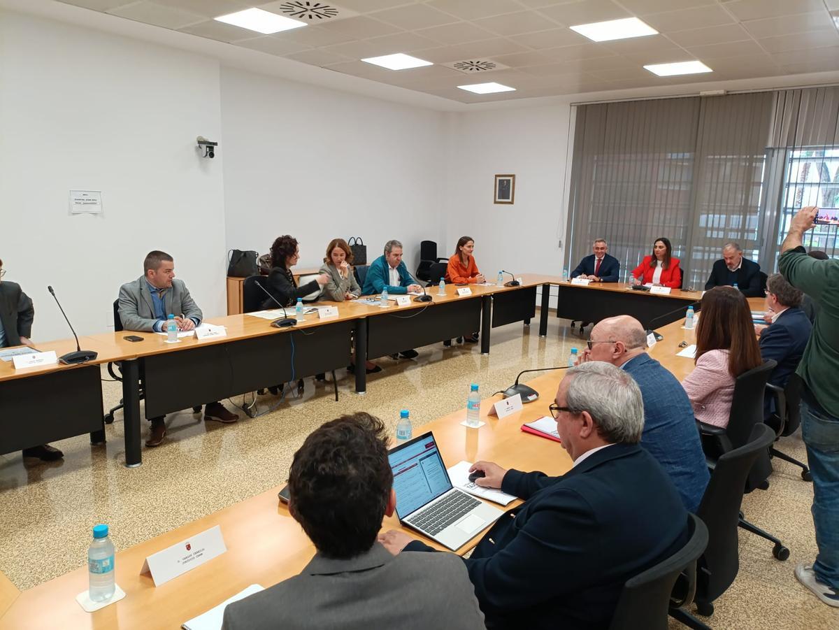Reunión de los consejeros Sara Rubira y Miguel Barrachina, con el Scrats, con jurídicos de la Comunidad y la Comunidad Valenciana.
