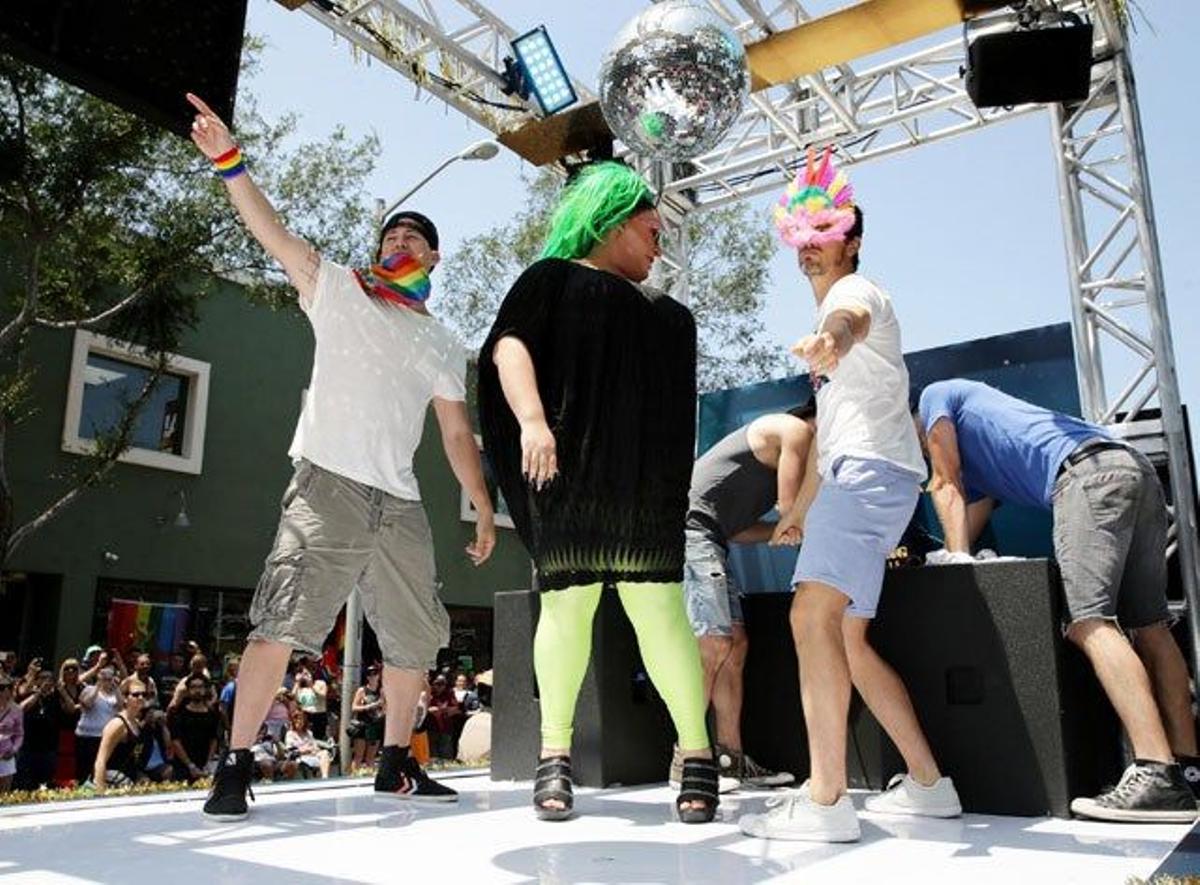 Channing Tatum y Matt Bomer, con antifaz, bailan sobre la carroza de 'Magic Mike XXL' en el desfile del Orgullo en West Hollywood
