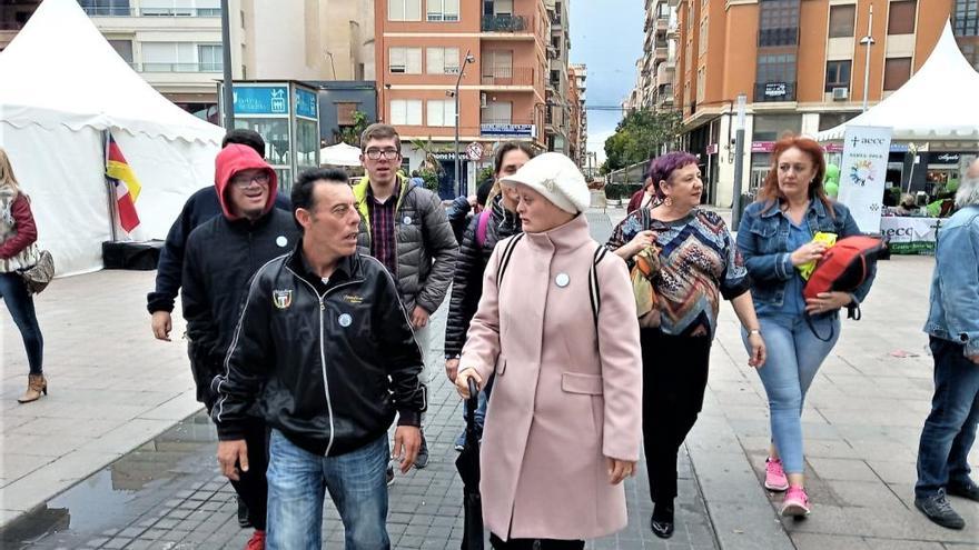 Algunos usuarios de Cielo de Colores visitan una feria en Santa Pola celebrada hace unos días.