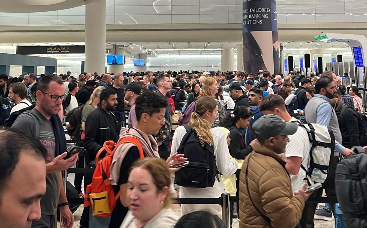 Cientos de personas varadas en el Aeropuerto Internacional Zayed de Abu Dabi