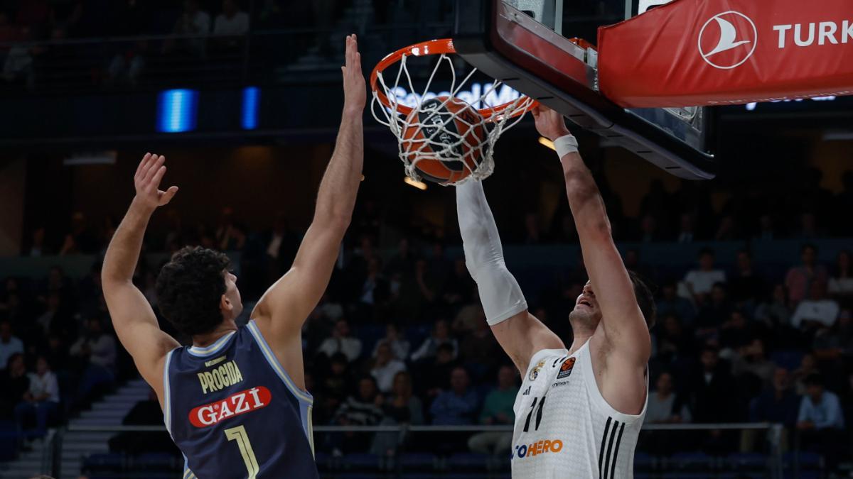 Gabriele Procida no puede evitar el meta de Mario Hezonja