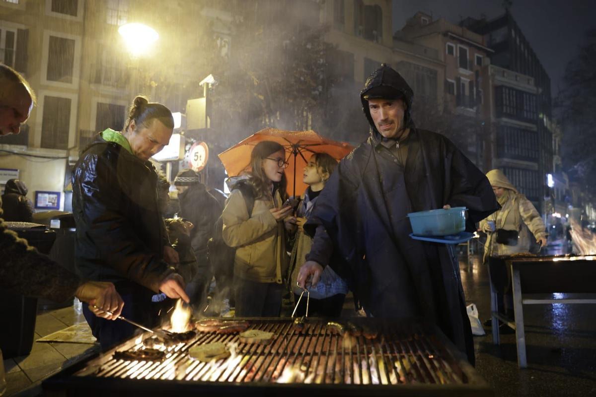 Beim Stadtfest Sant Sebastià lässt man sich die Freude am Grillen meist trotz des Regens nicht verderben.