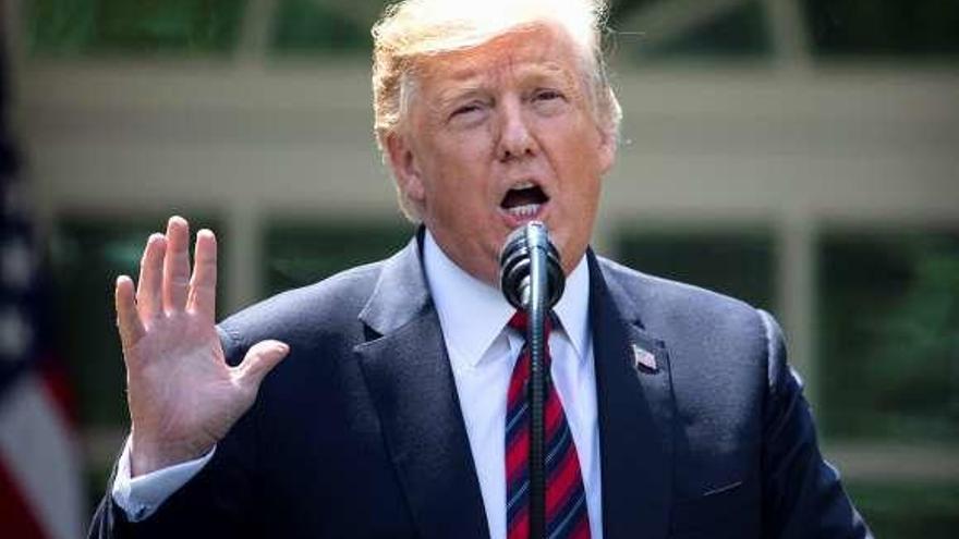 Trump, ayer, en la rosaleda de la Casa Blanca. // Reuters