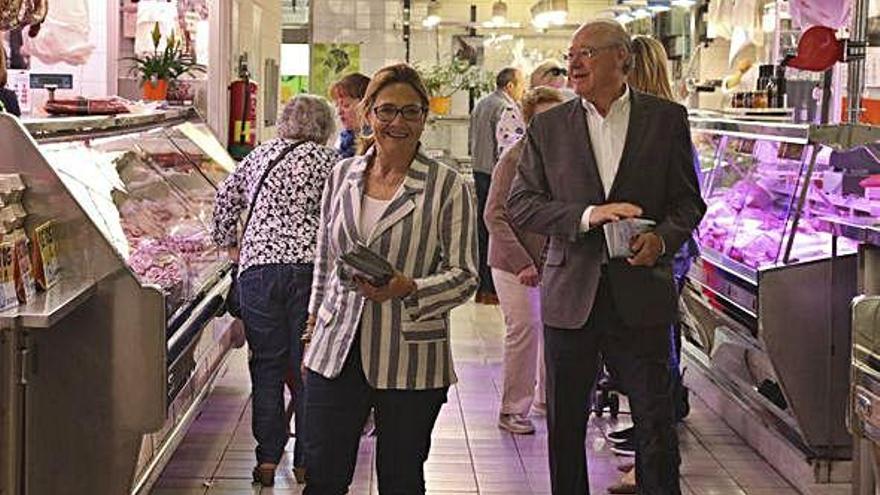 Mayte Martín Pozo y Antonio Vázquez durante una visita al Mercado de Abastos.