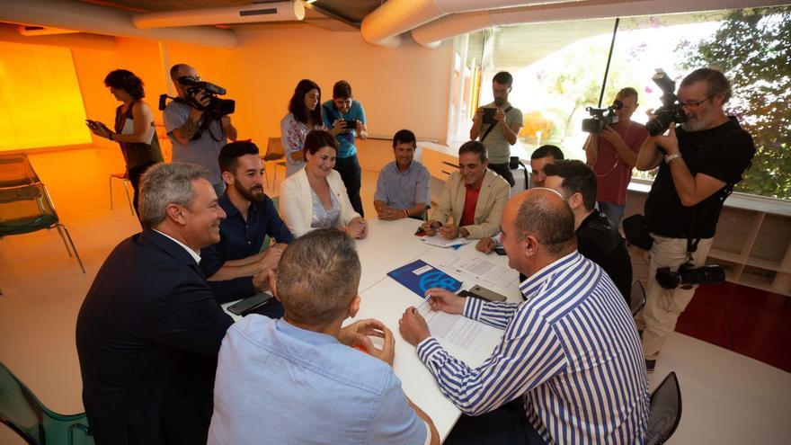 Javier Torres frente a Vicent Marí durante la negociación del pacto de PP y Cs del Consell. | J.A.RIERA