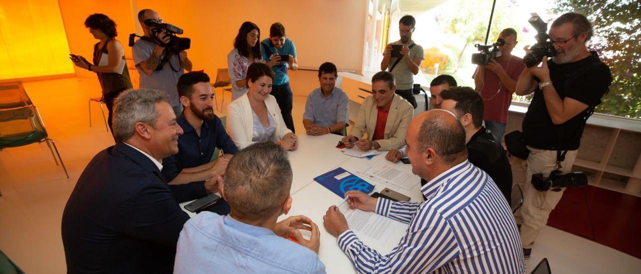 Javier Torres frente a Vicent Marí durante la negociación del pacto de PP y Cs del Consell. | J.A.RIERA