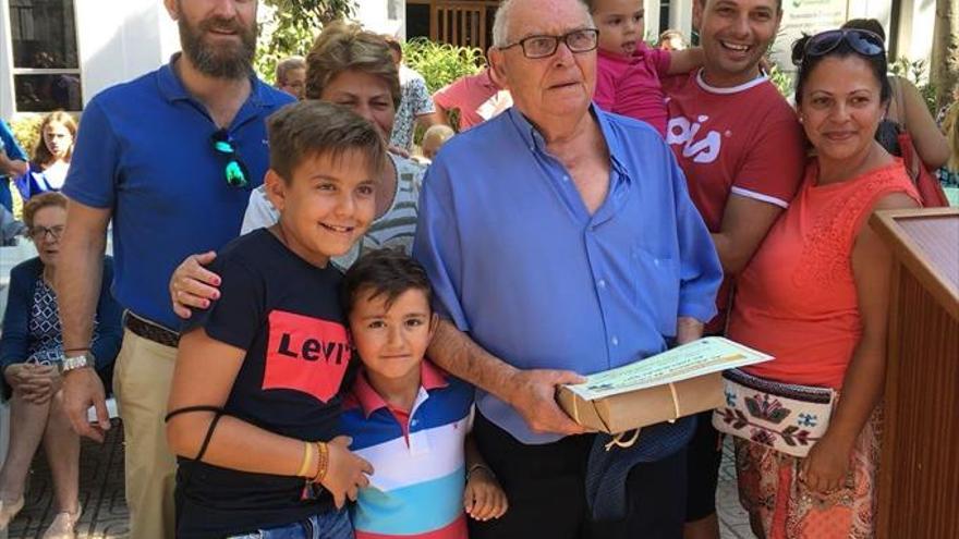 Cuatro ‘abuelos de oro’ reciben un homenaje rodeado de sus familiares