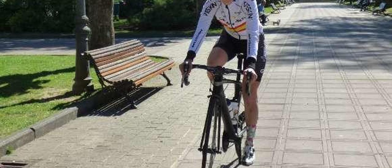 Aida Nuño, en el parque Alfonso X el Sabio de la Pola, con su bici.