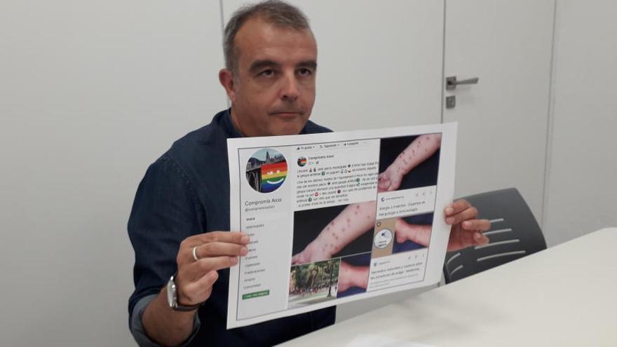 Jordi Martínez mostrando las fotos que ha difundido Compromís