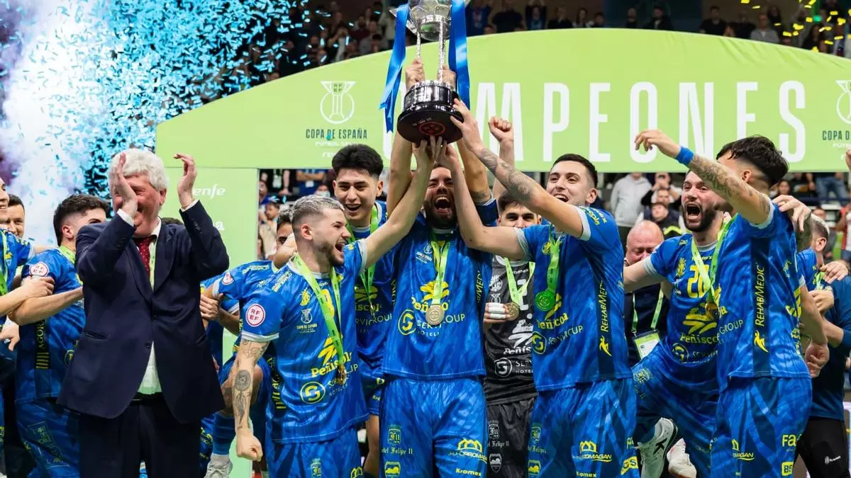 El Pe?赤scola levanta su primera Copa de Espa?a tras un enorme acto de resistencia ante Palma