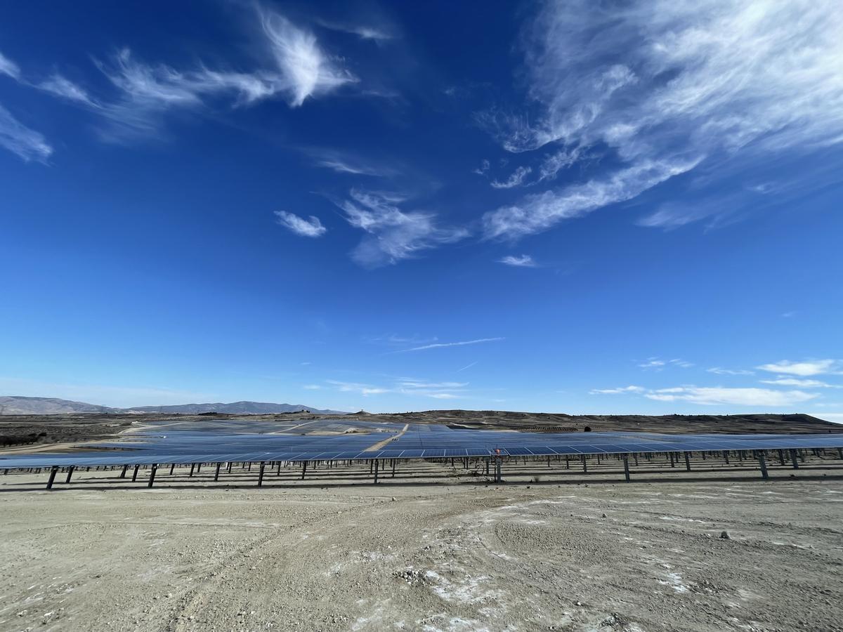 Parque fotovoltaico en un terreno árido.