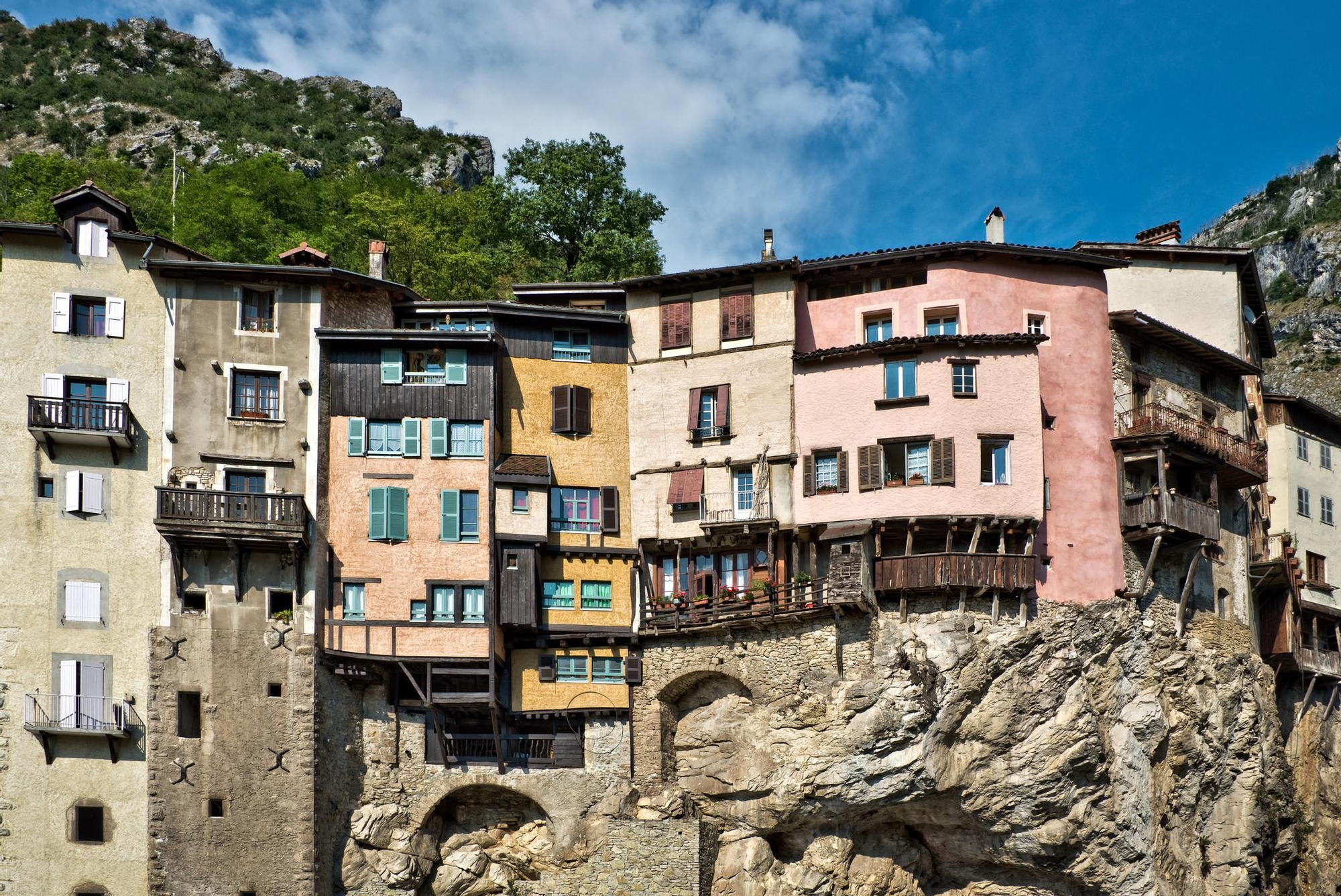 Fachadas de colores apoyadas sobre la roca, como las de Cuenca