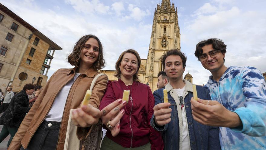 Así fue la cata de marcas asturianas de queso en la plaza de la Catedral