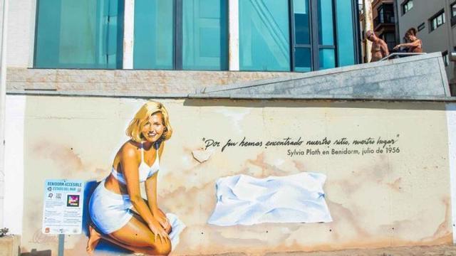 Mural que recrea la icónica fotografía de Sylvia Plath en la playa
