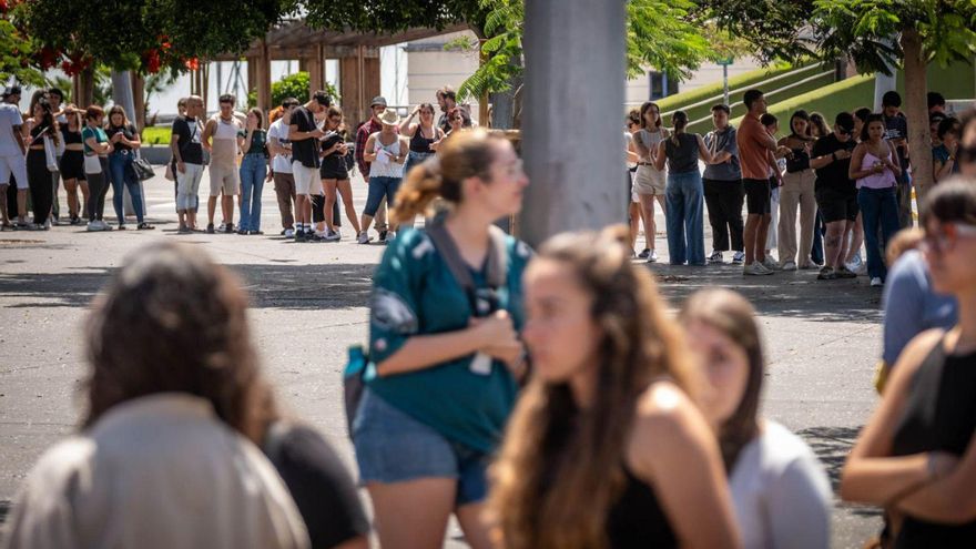 Imagen de la cola de gente que ayer por la mañana llenaba el entorno de las letras corpóreas de Santa Cruz.