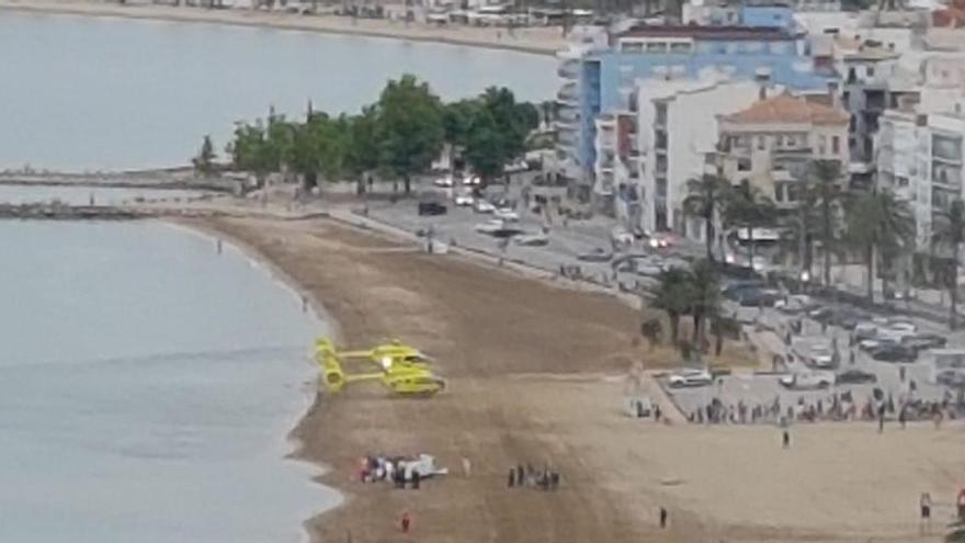 La platja amb els dos helicòpters abans d&#039;endur-se els nens al Trueta