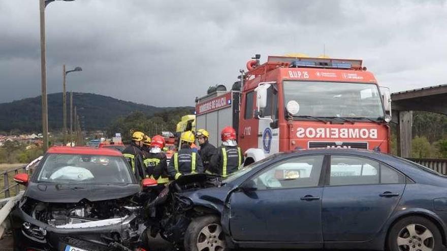 Una colisión con tres heridos corta el puente entre Rianxo y Catoira