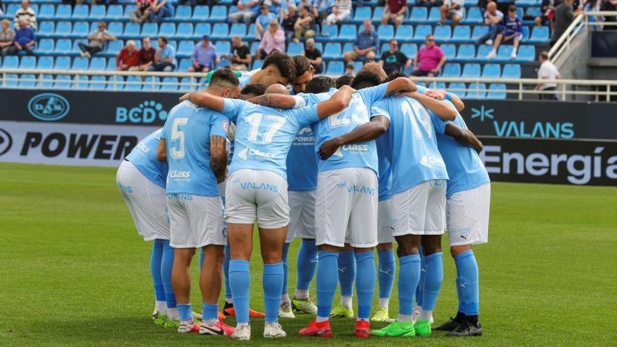 Los futbolistas de la UD Ibiza, unidos en conjura durante el partido ante el Melilla. | UD IBIZA