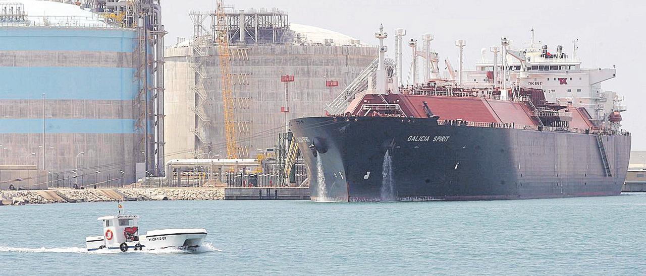 Un barco metanero, junto a la regasificadora de Sagunto.