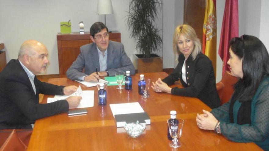 Reunión de la alcaldesa con el consejero de Salud.