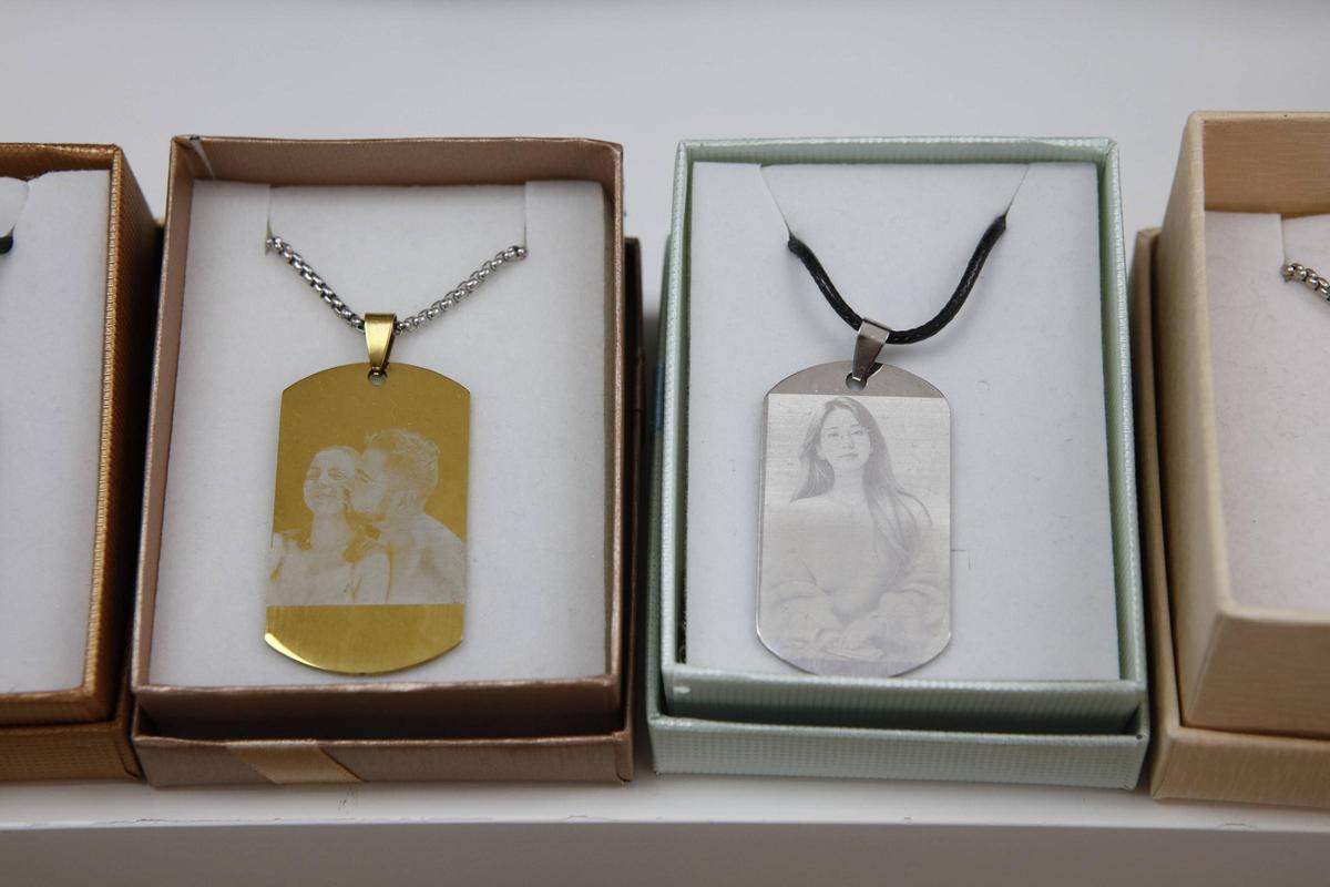 Gerade bei jüngeren Menschen beliebt: Gravierte Kettenanhänger.