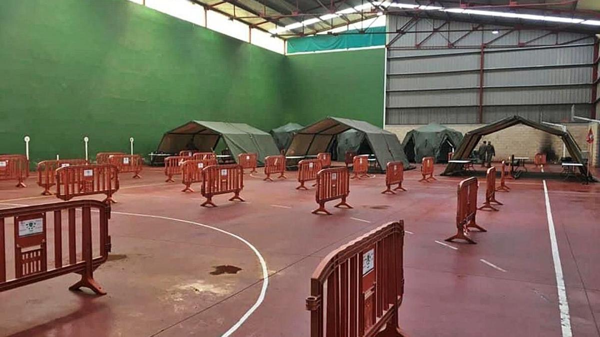 Vallas para organizar las colas en el interior del pabellón deportivo de Monfarracinos. | Ayto,. de Monfarracinos