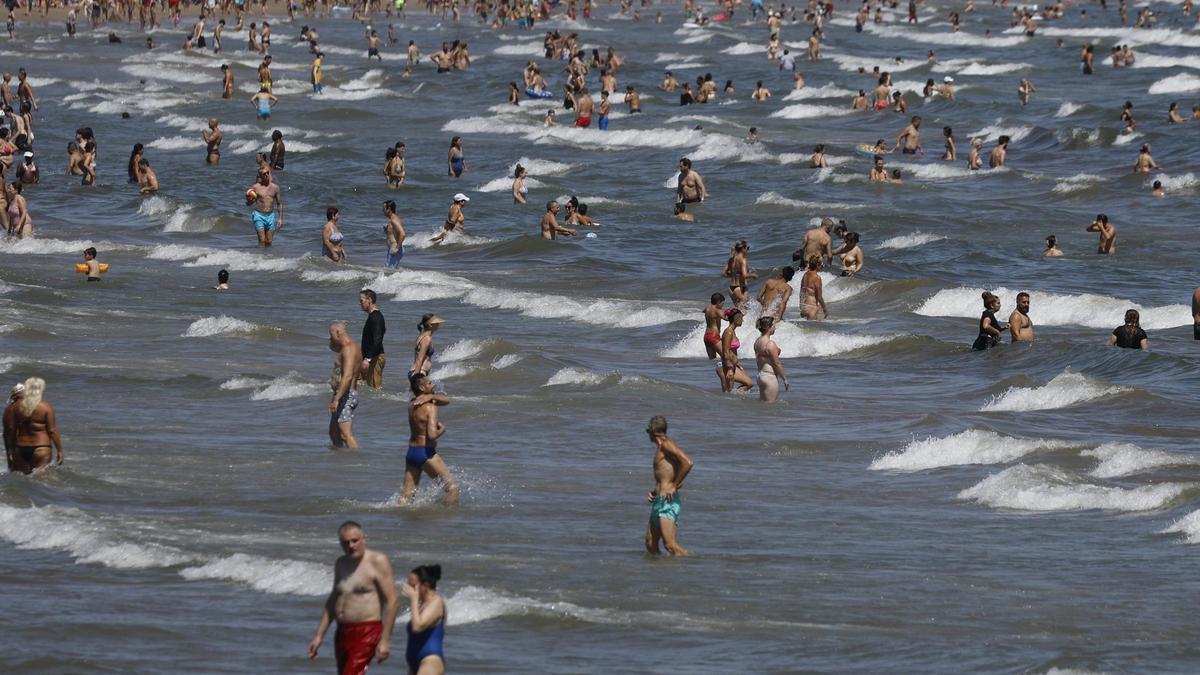 Miles de bañistas en la playa de la Malva-rosa de Vaència el pasado 18 de agosto, cuando la temperatura del mar rondaba los 28 ºC.