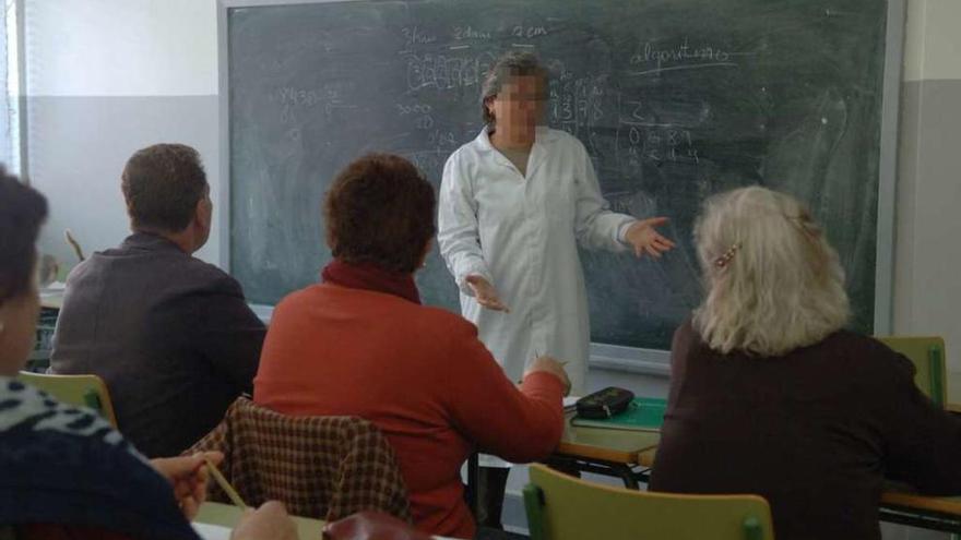 Un millar de adultos gallegos regresa este curso a clase para sacarse Primaria