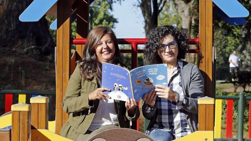 Matilde Corral y Ana B. Gómez, con su libro en el Parque do Castro de Vigo. // Marta G. Brea