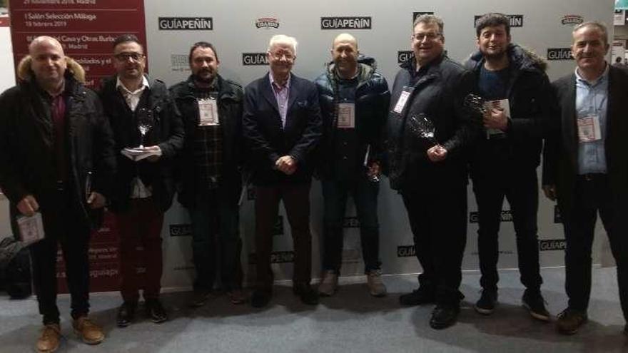 Una delegación zamorana posa con el autor de la Guía Peñín, José Peñín, centro, en Ifema (Madrid).