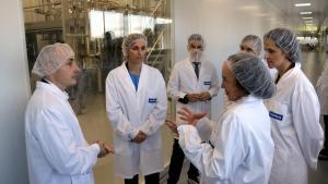 Visita de la ministra de Sanidad a Hipra en Girona