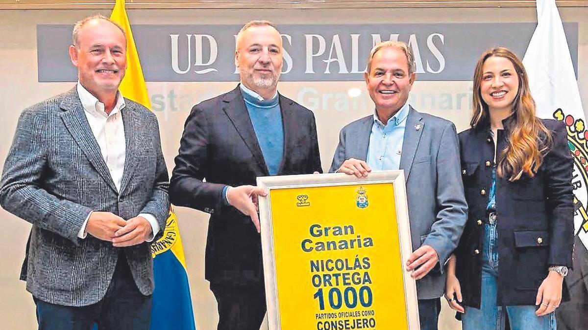 Ortega, el pasado sábado, en el antepalco del Gran Canaria, junto al presidente Miguel Ángel Ramírez y los consejeros Rafa Méndez y Carla Ramírez.