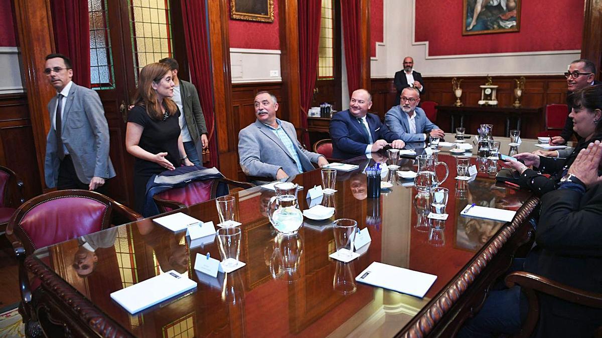 Reunión de la regidora Inés Rey (de pie) con los alcaldes del Consorcio As Mariñas en 2019. |   // CARLOS PARDELLAS