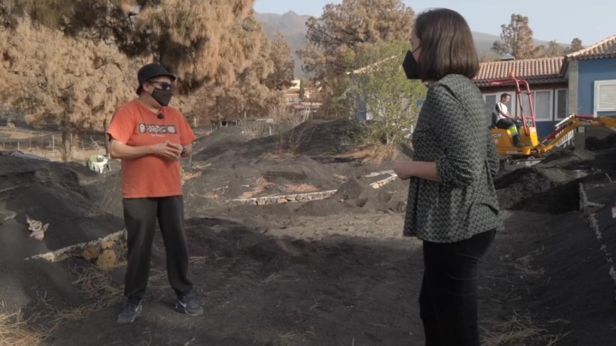 Señora y casa con cenizas en La Palma.