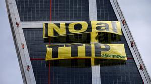 Protesta de activistas de Greenpeace Madrid en las torres KIO contra el tratado TTIP