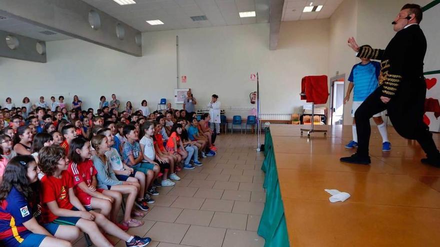 Pinilla, en el escenario, en el colegio Poeta Ángel González.